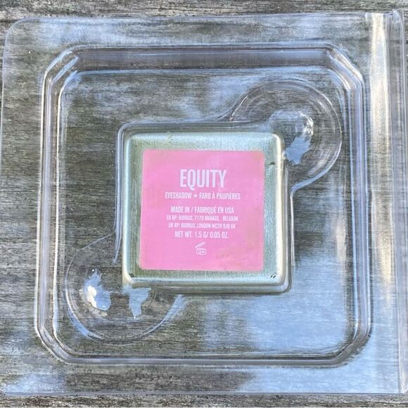 NIB New Jeffree Star Single Pressed Pigment Eyeshadow Equity 0.05 oz Army Green - Picture 5 of 7